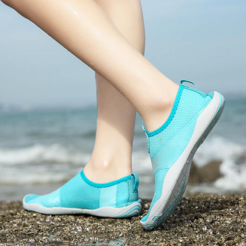 Damen mit Strandschuhen von Motion Bleu d'Aquashoes marschieren auf dem Zobel