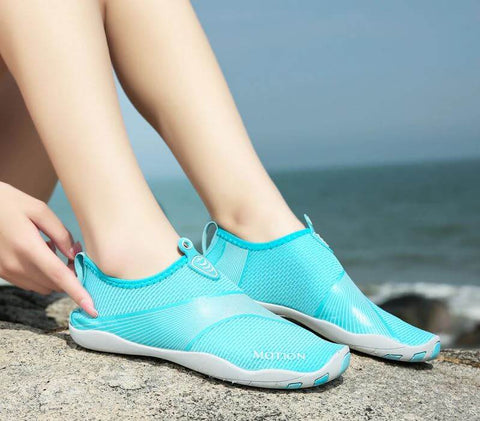 Damen mit Strandschuhen von Motion Bleu d'Aquashoes marschieren auf dem Zobel