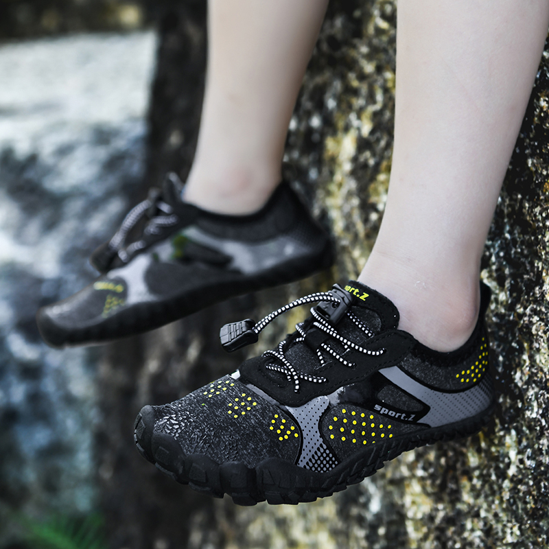 collezione di scarpe da acqua sportive per bambini