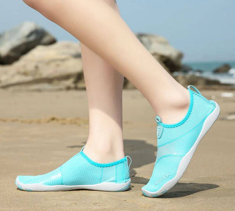 Damen mit Strandschuhen von Motion Bleu d'Aquashoes marschieren auf dem Zobel
