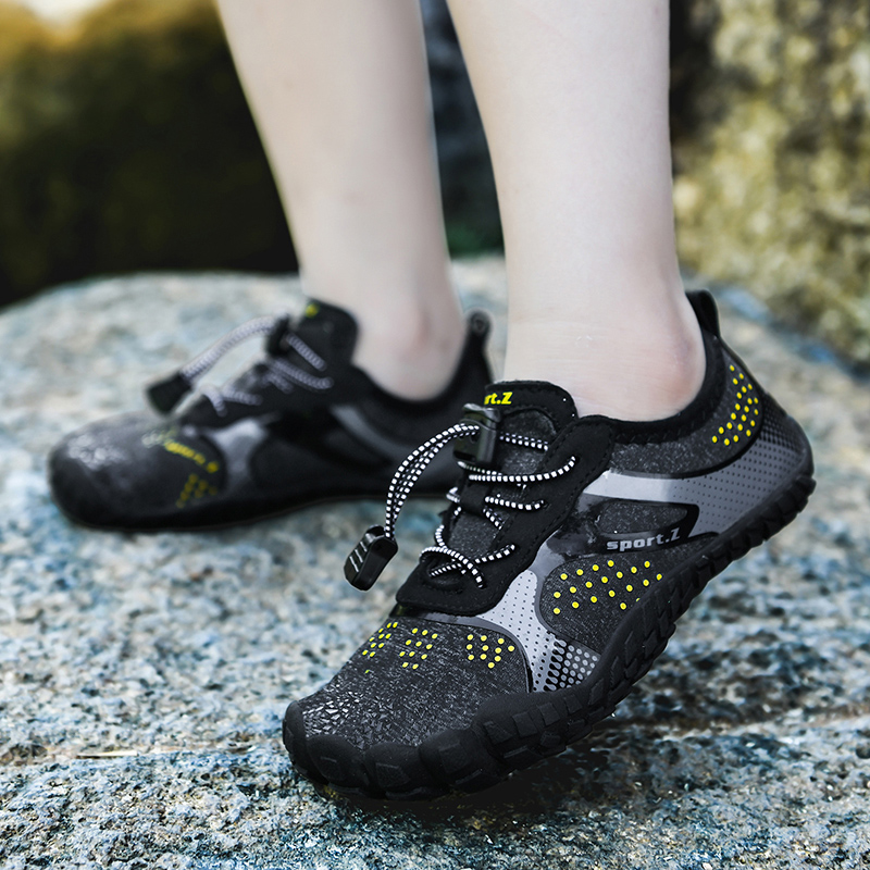 collezione di scarpe da acqua sportive per bambini