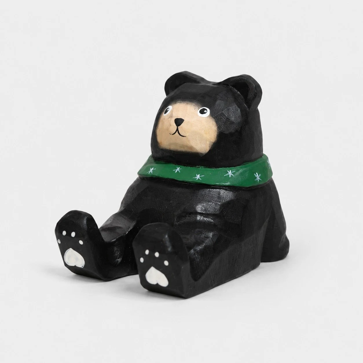 Support de téléphone en bois sculpté à la main représentant un ours noir et une écharpe verte