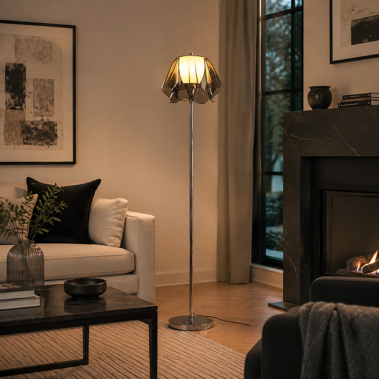 Acryl vloerlamp, geplaatst naast een bank in een woonkamer.