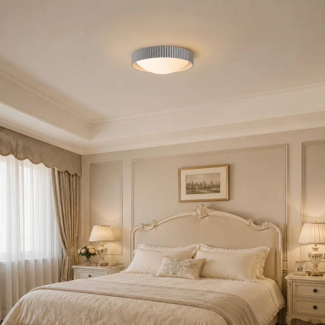 Plafonnier encastré à ailettes installé dans une chambre chaleureuse
