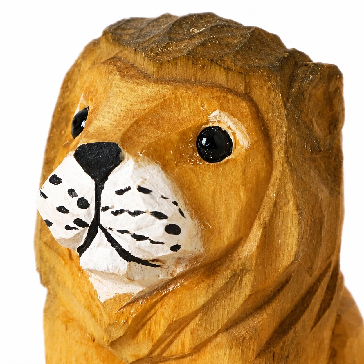 Détails du visage et de la crinière d'un lion en bois sculpté à la main