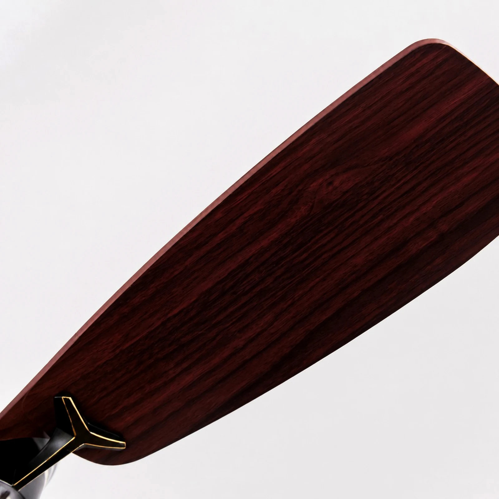 Dettaglio della lama effetto legno scuro