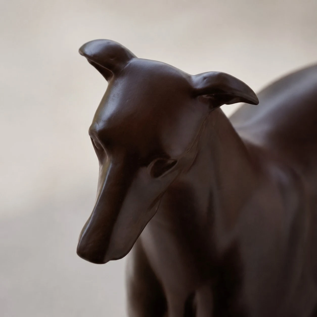 Scultura in resina di levriero, dettaglio della testa.
