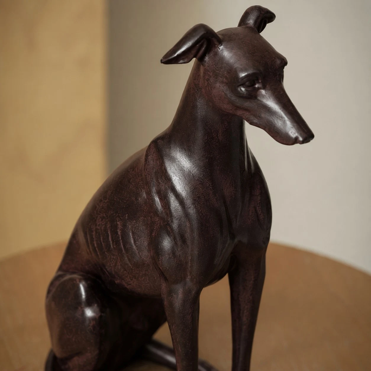Scultura decorativa in resina di levriero, dettaglio di finitura.