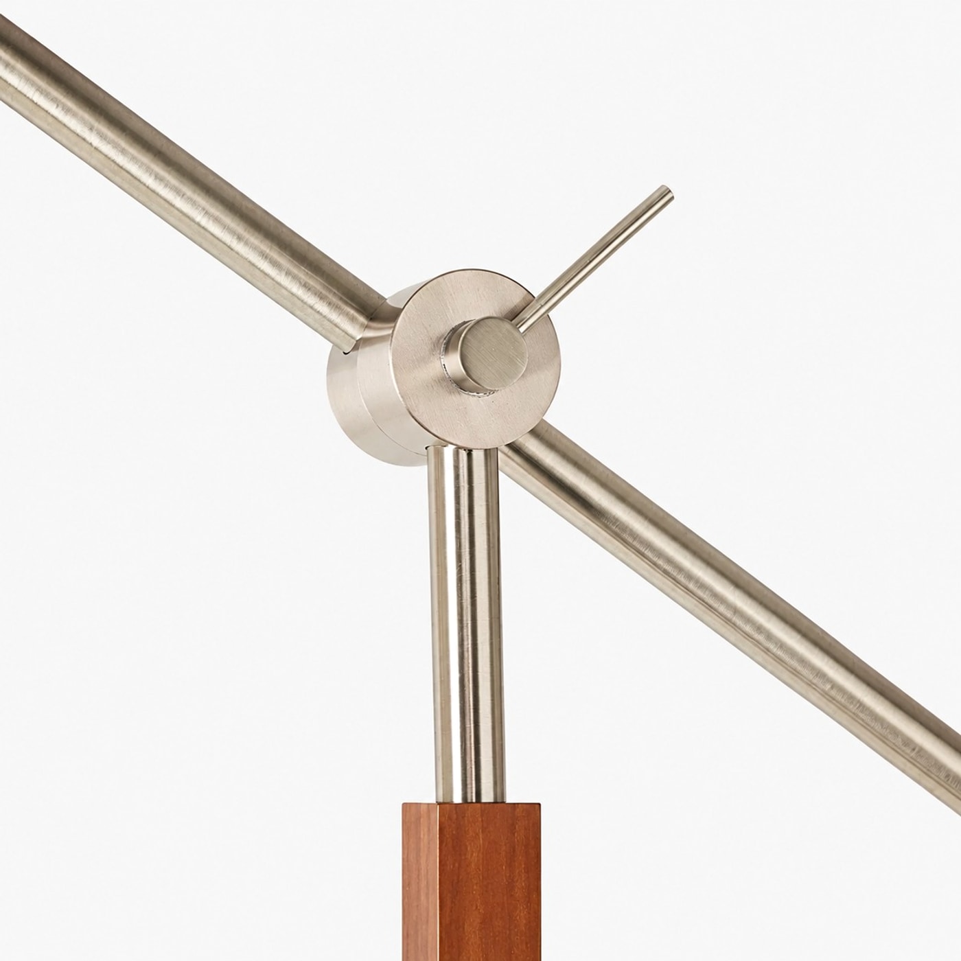 Detail des Schwingarmgelenks aus gebürstetem Metall