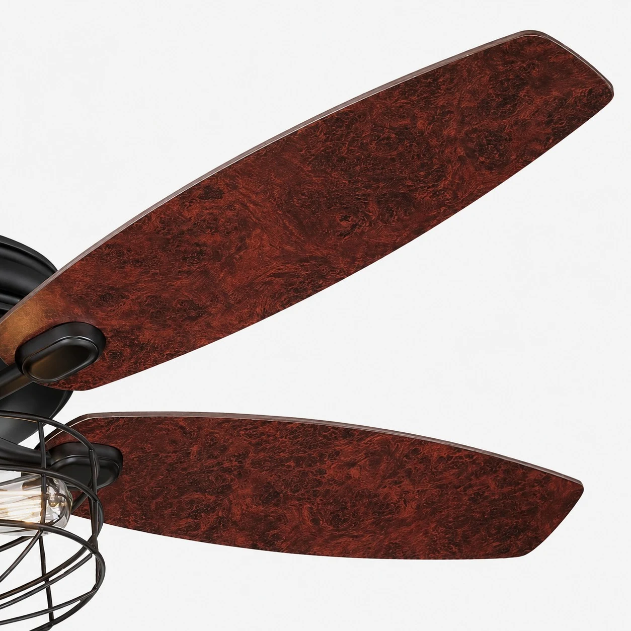 Gros plan sur les pales du ventilateur couleur bois et la lampe à cage