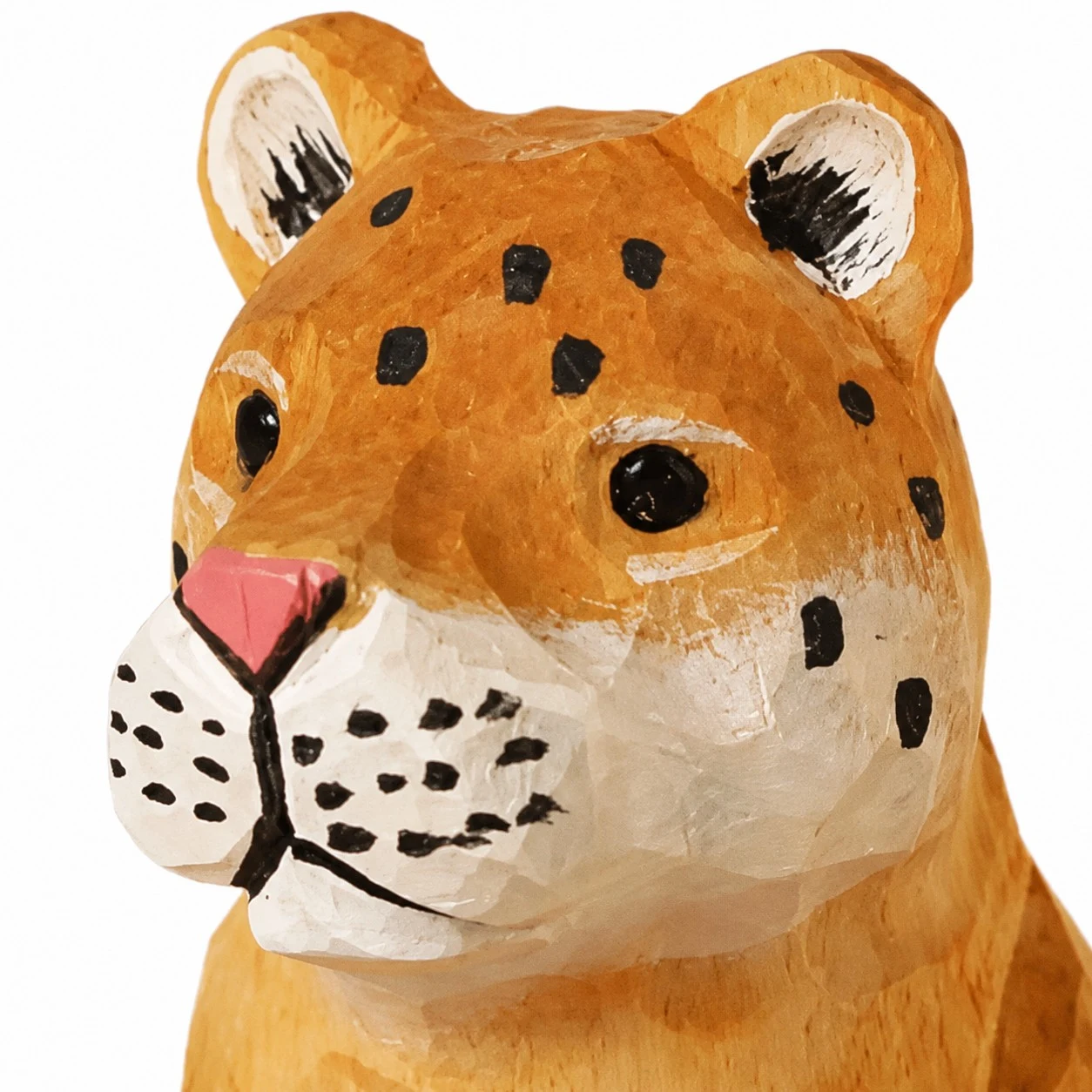 Visage de léopard en bois sculpté à la main et détails tachetés