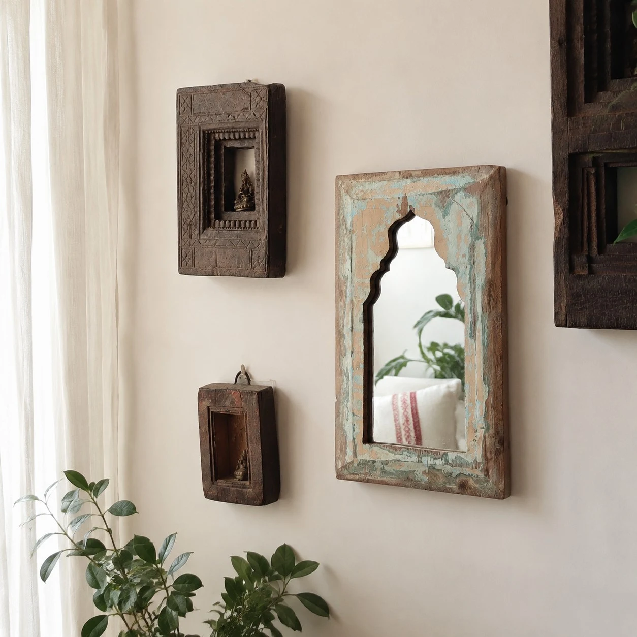 Miroir rustique en arc sculpté, placé dans un coin chaleureux près d'une fenêtre.