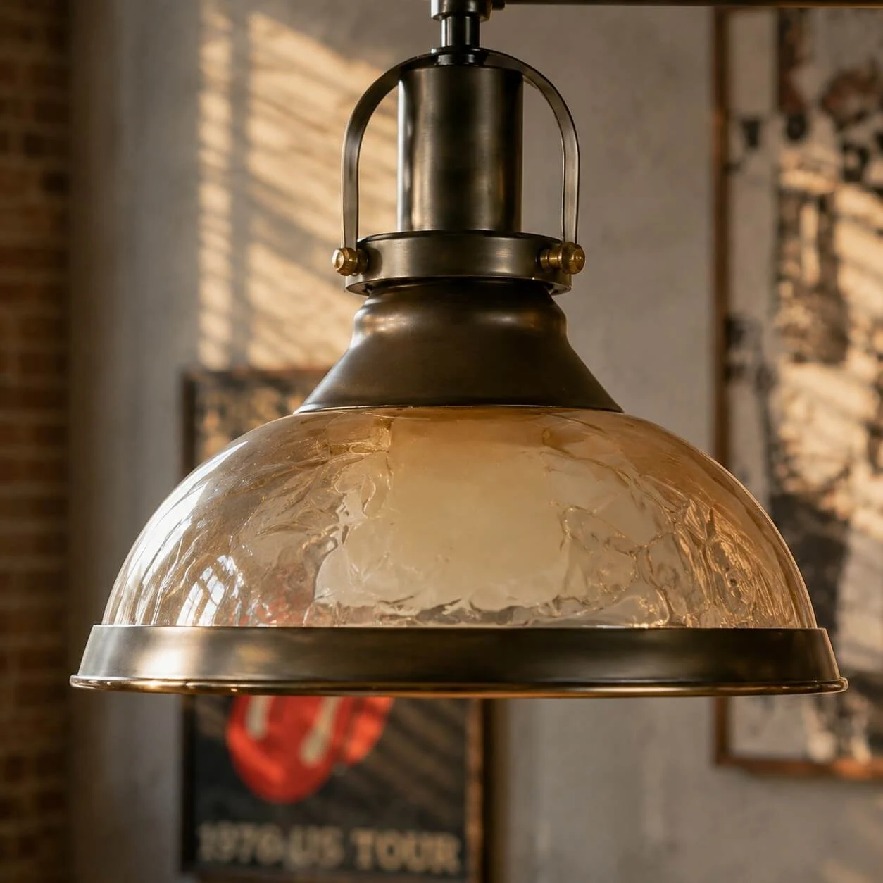 Närbild av bärnstensfärgad glasskärm och antik metallhållare
