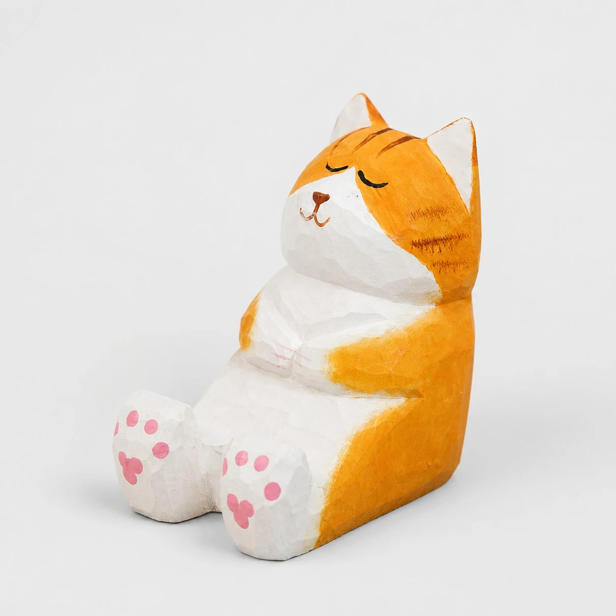 Support de téléphone en bois sculpté à la main représentant un chat orange potelé