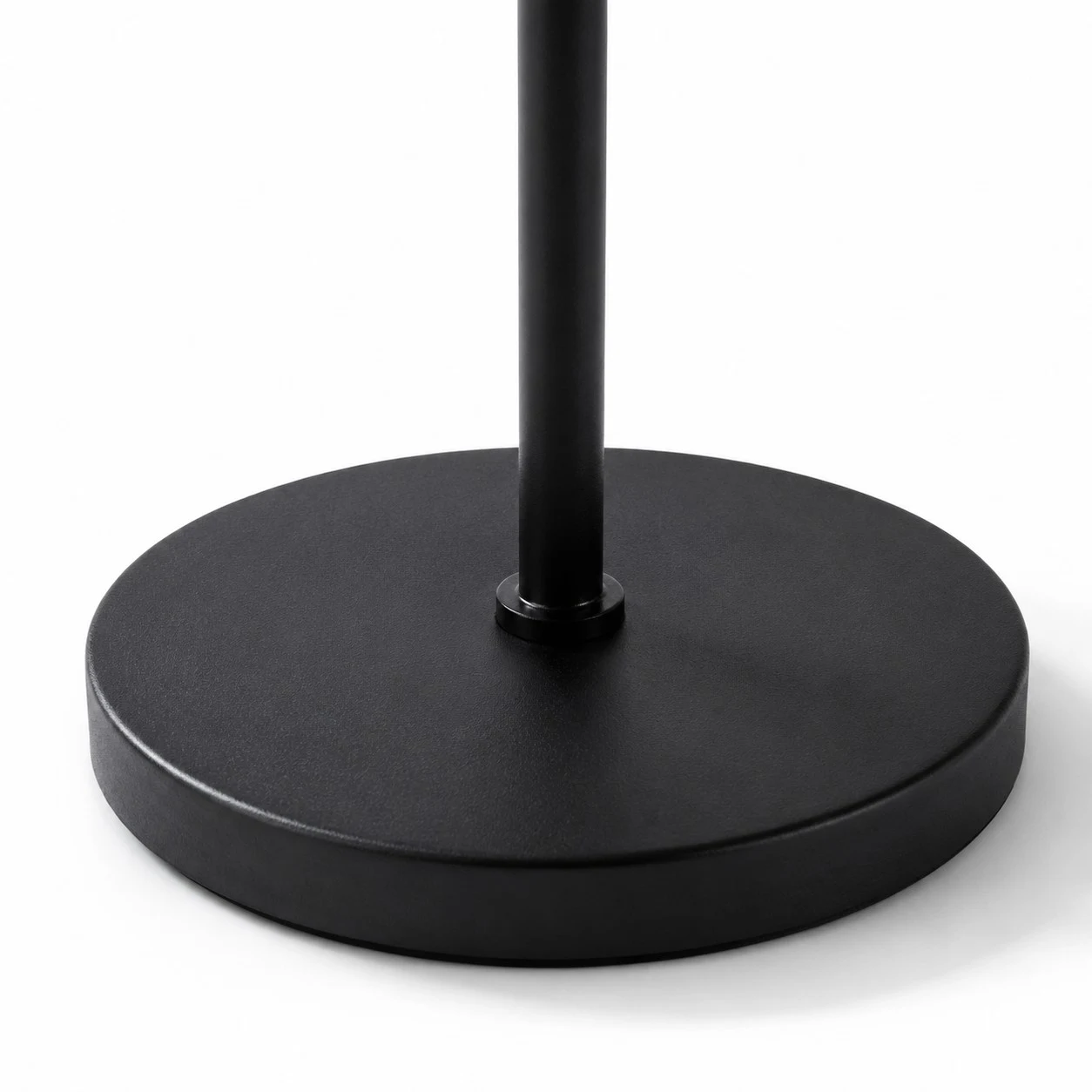 Gros plan du pied rond noir d'un lampadaire