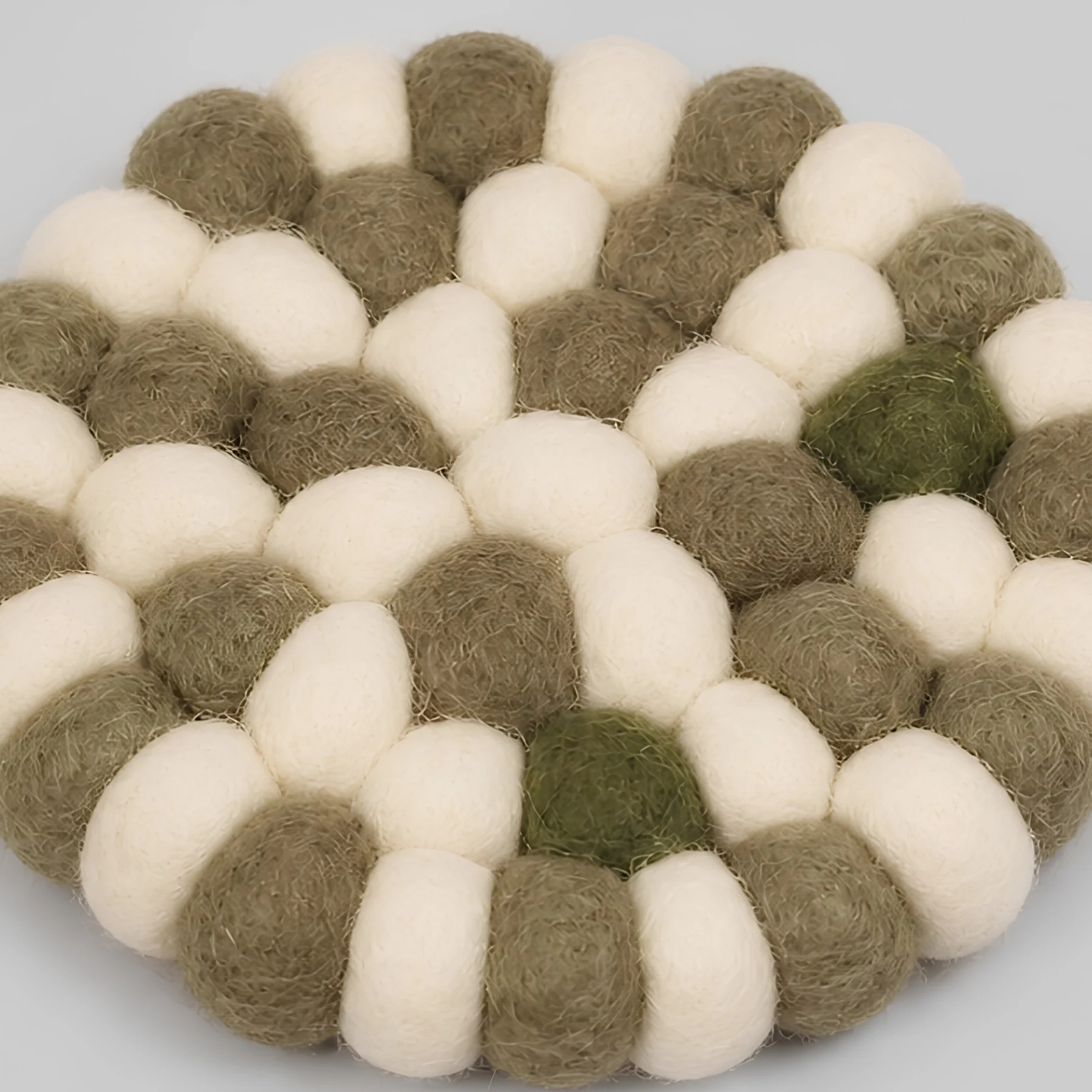 Gros plan sur la texture d'une boule de feutre de laine faite à la main