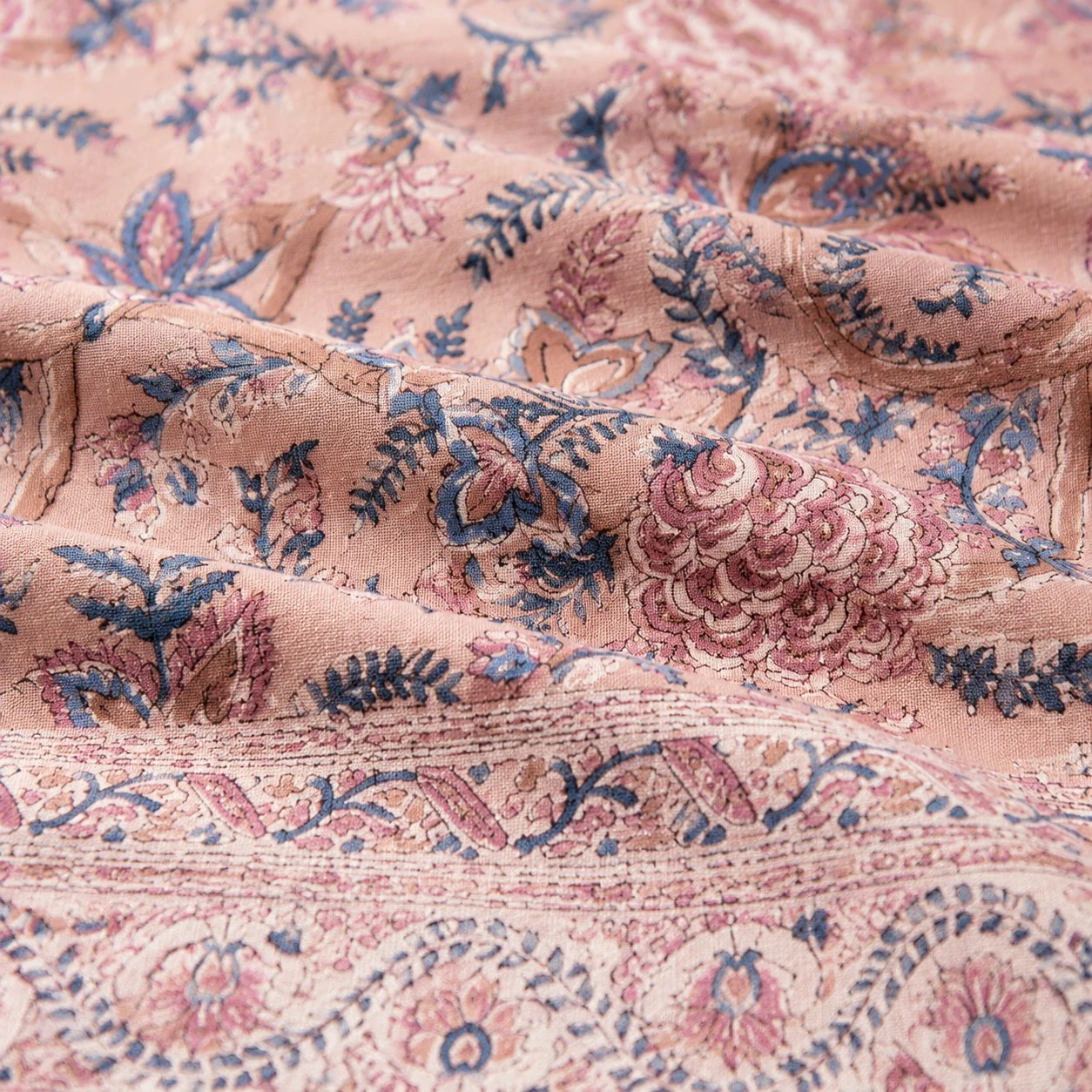 Texture tissée avec une bordure florale adoucie