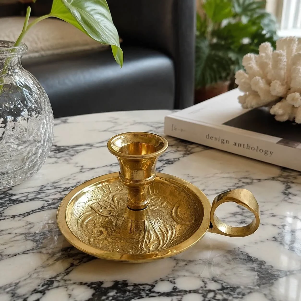 Chandelier en laiton fait main, posé sur une table en marbre
