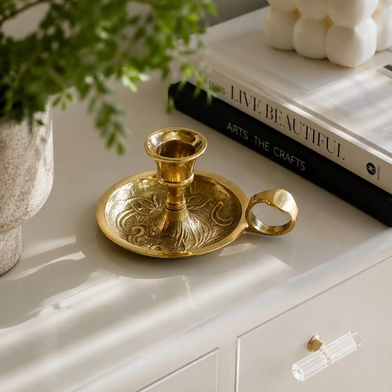 Bougeoir en laiton dans un intérieur doux près d'une fenêtre