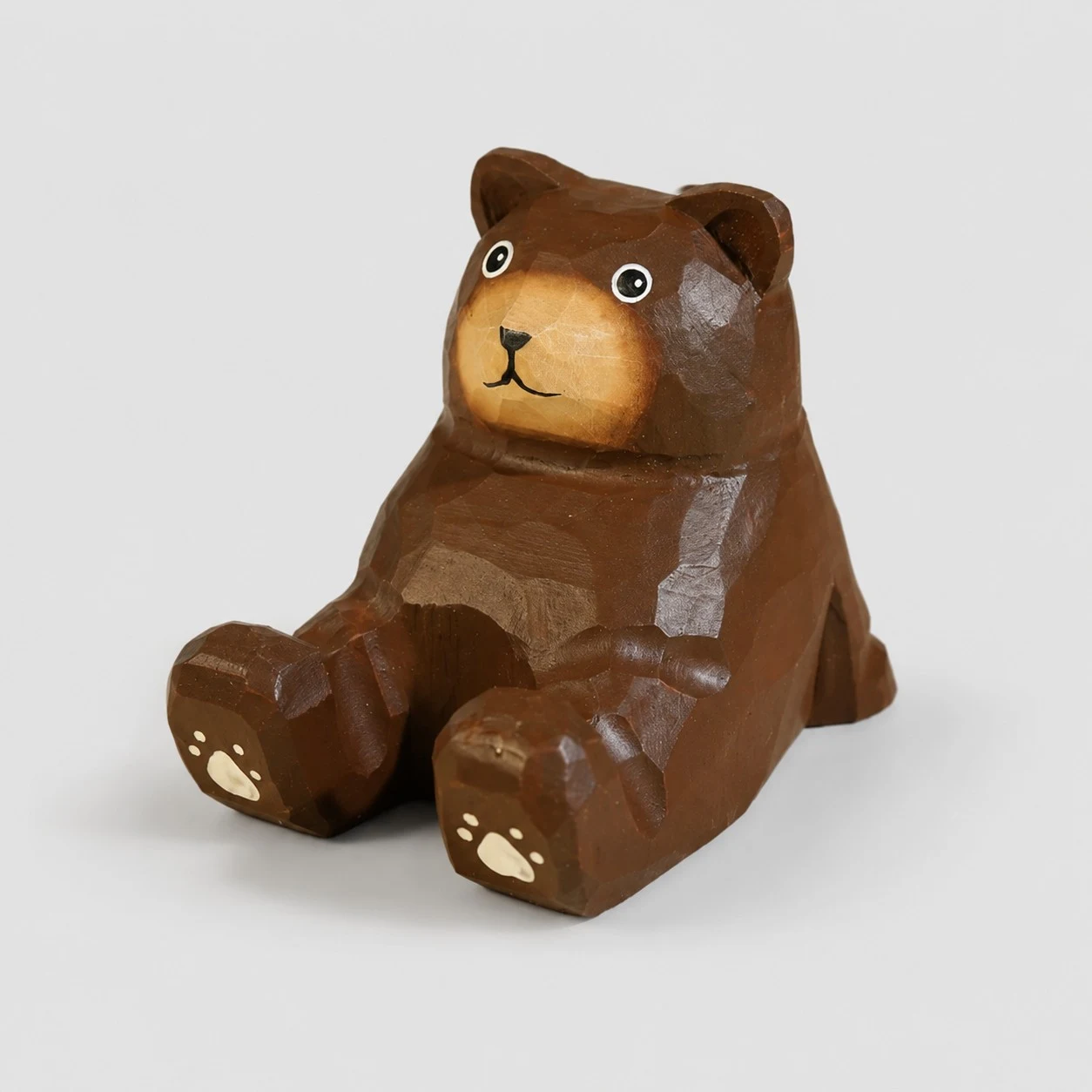 Support de téléphone en bois sculpté à la main représentant un ours brun
