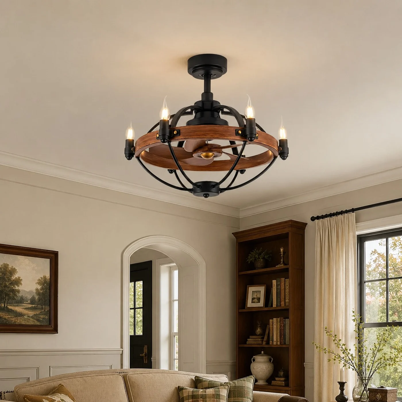 Lampadario a soffitto in stile rustico con ruote di carro, ben visibile in un soggiorno.