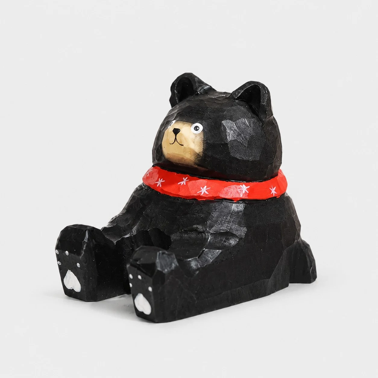 Support de téléphone en bois sculpté à la main représentant un ours noir et une écharpe rouge