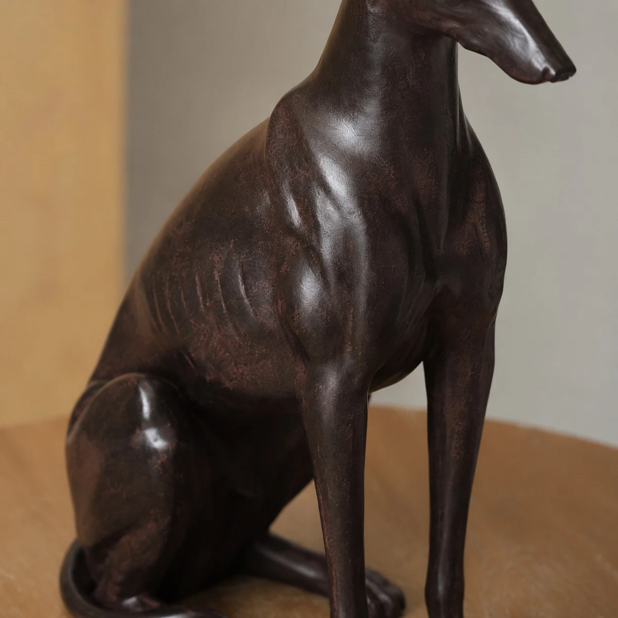 Scultura in resina di levriero, decorazione con dettagli del corpo.