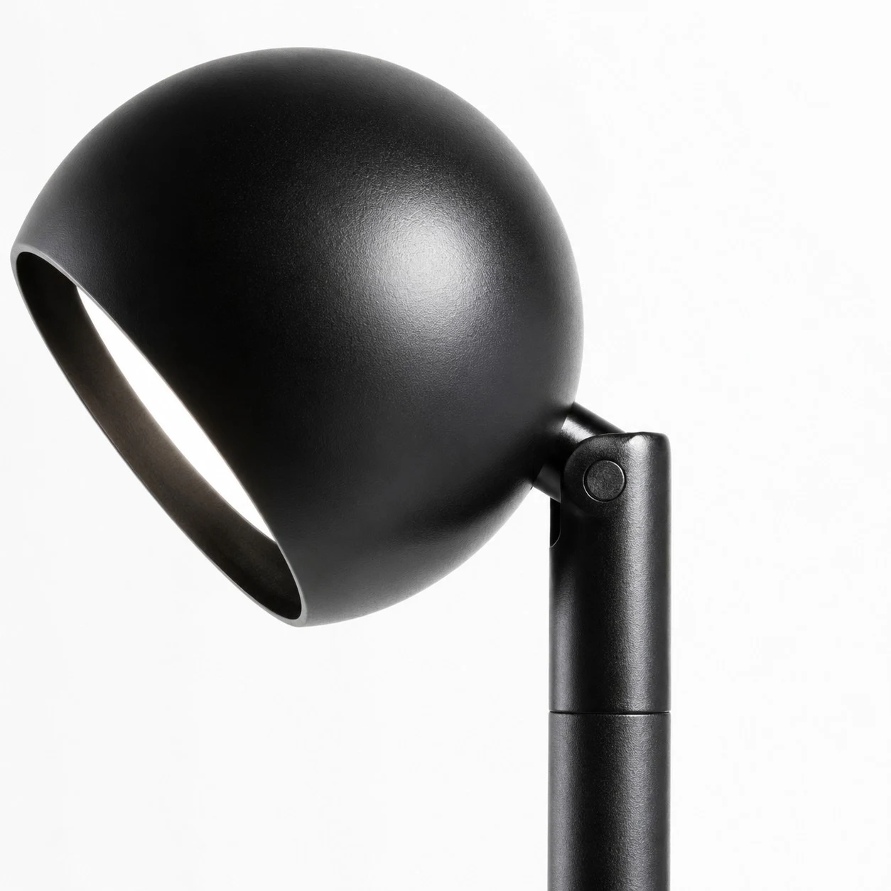 Gros plan sur la tête de lampe noire réglable