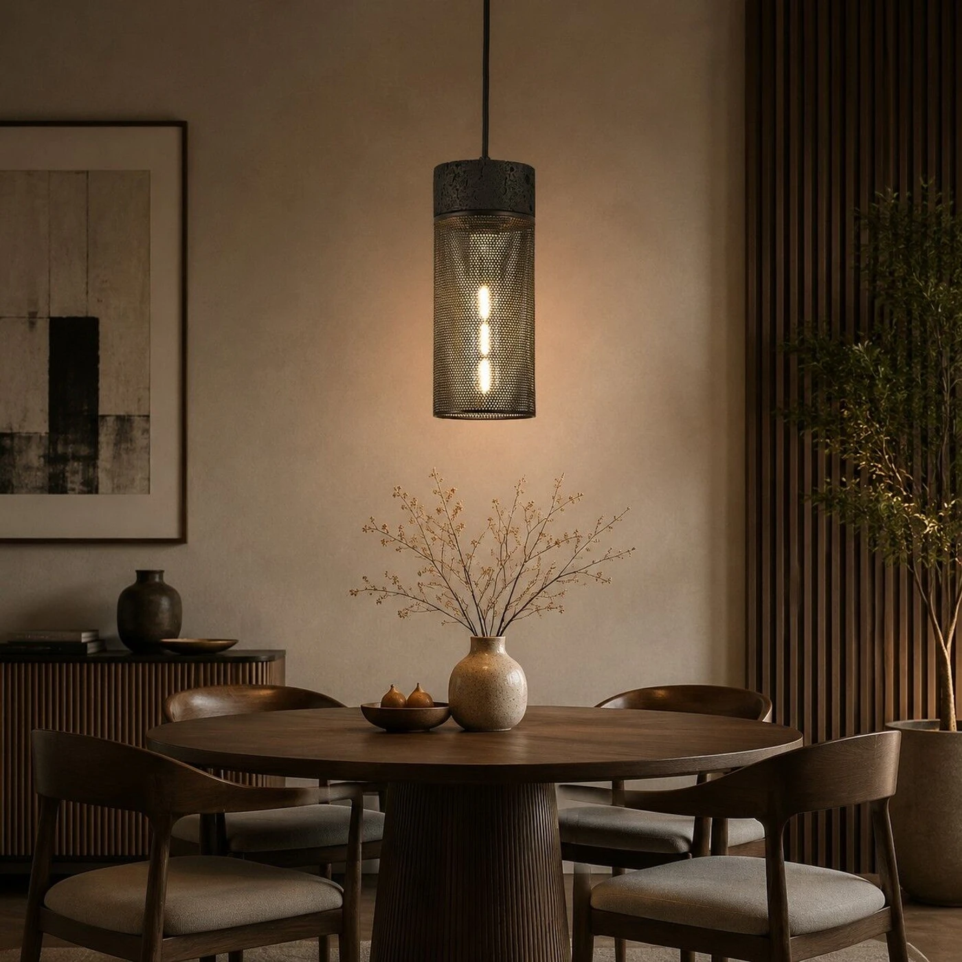 Suspension en travertin noir installée au-dessus d'une table à manger