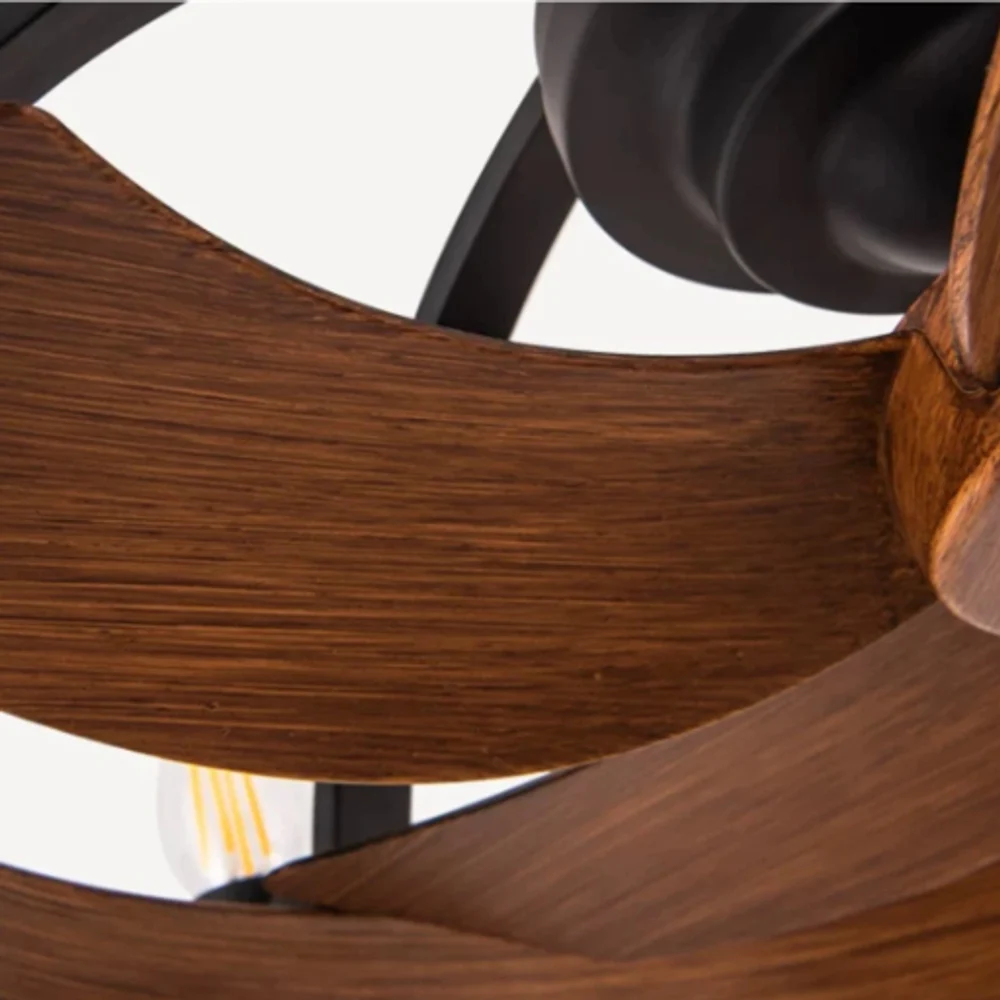 Vista ravvicinata della lama decorativa curva con venature del legno